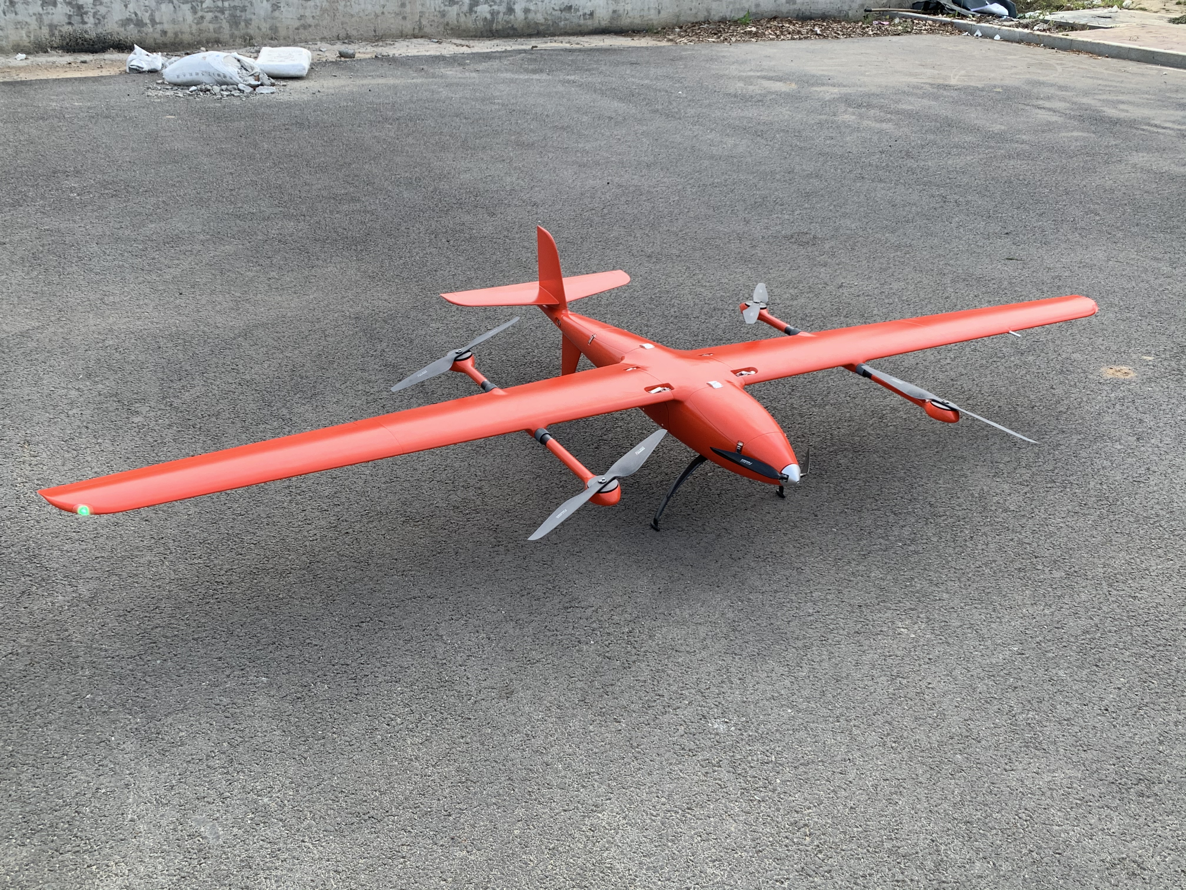 大飛機航攝(左)<a href='http://arab-geologist.com/typearticle/330-1.html' target='_blank' title='無人機航攝'><strong>無人機航攝</strong></a>(右)