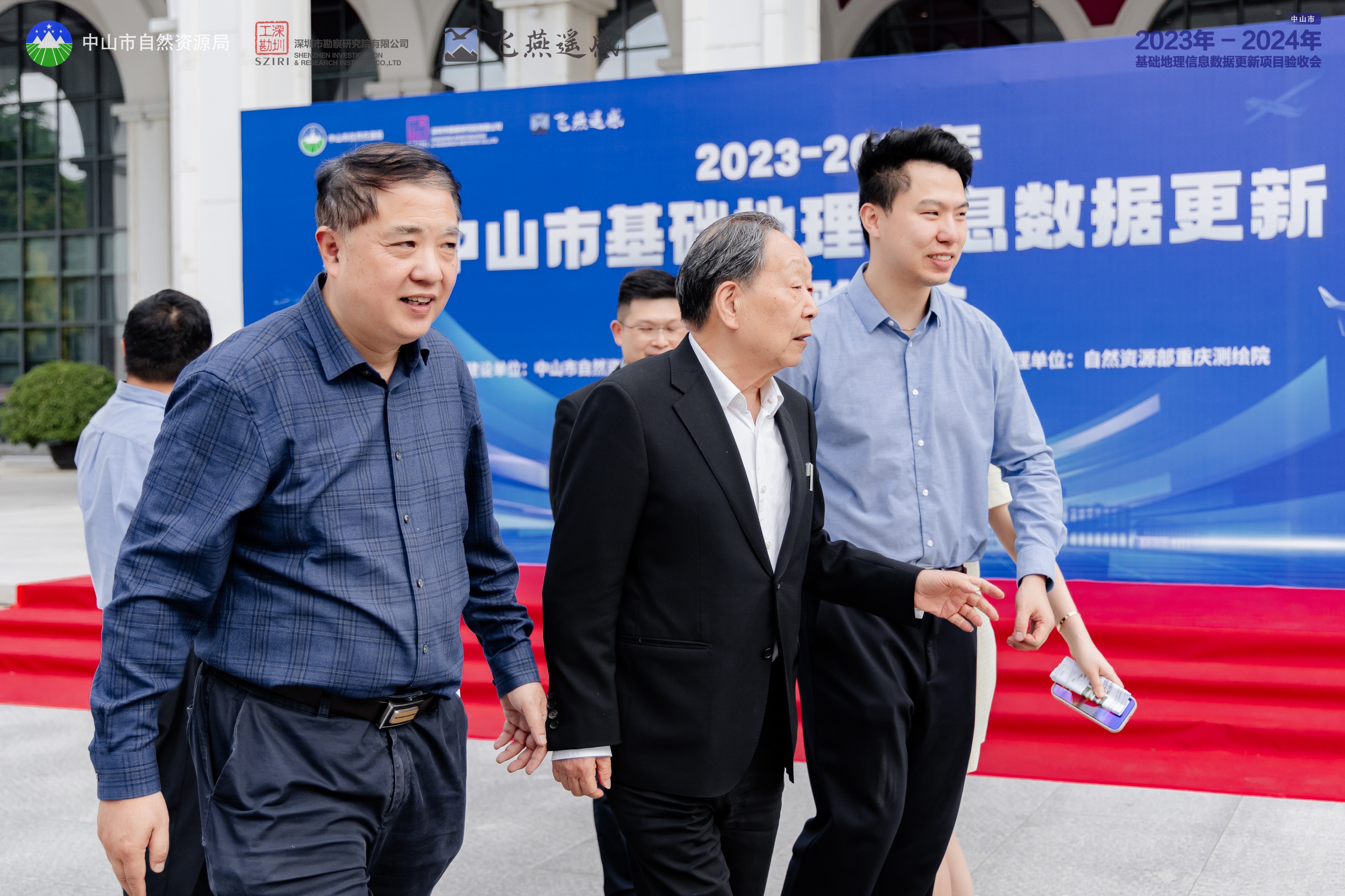 兩院院士李德仁與飛燕董事長(zhǎng)交流合影